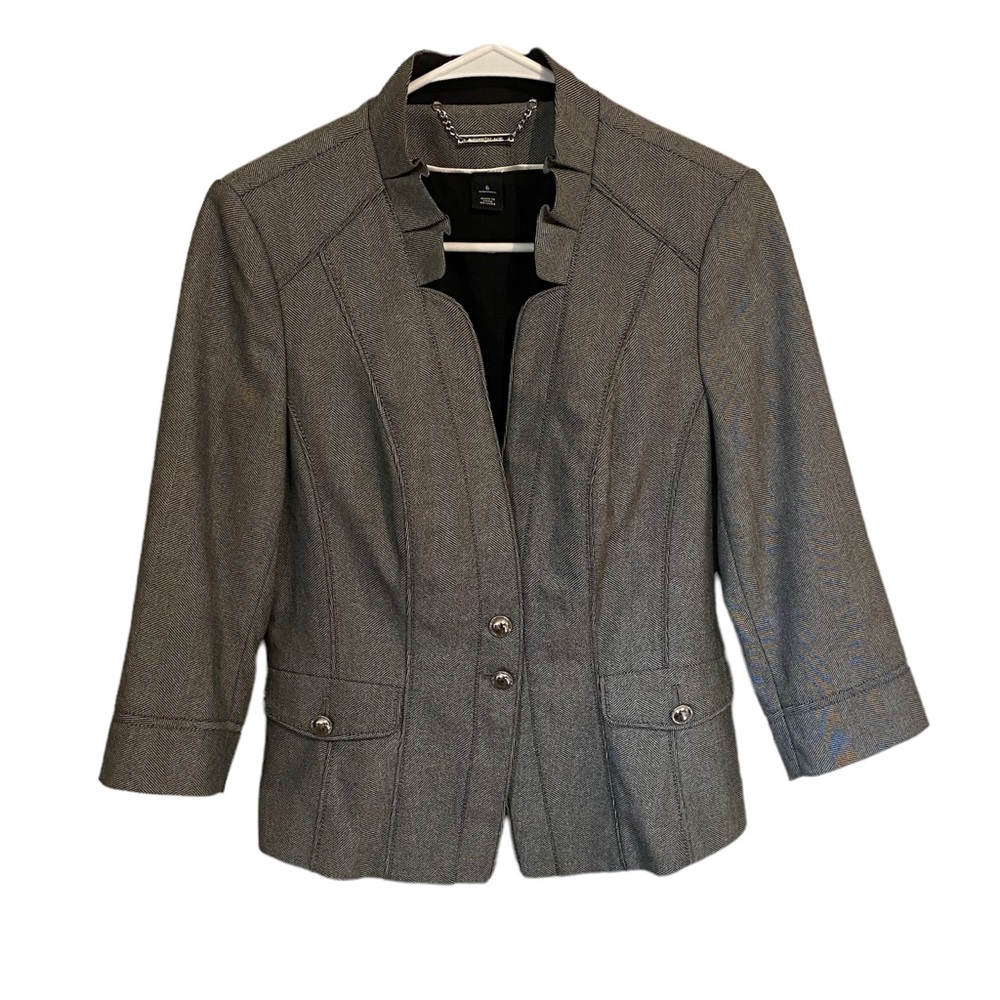 White I Black Coat. Size 6. Color Gray. Excellent Conditions.